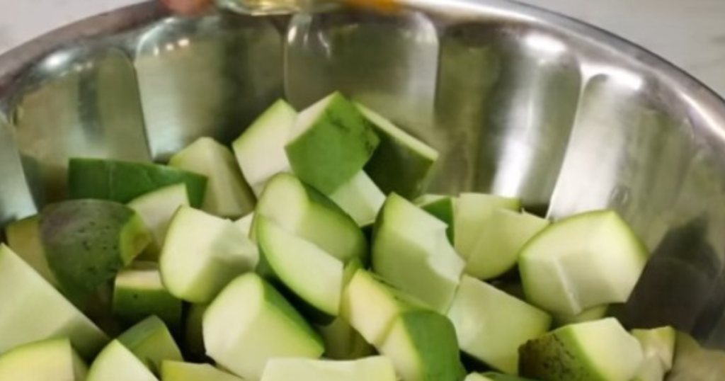 raw mango cut pis